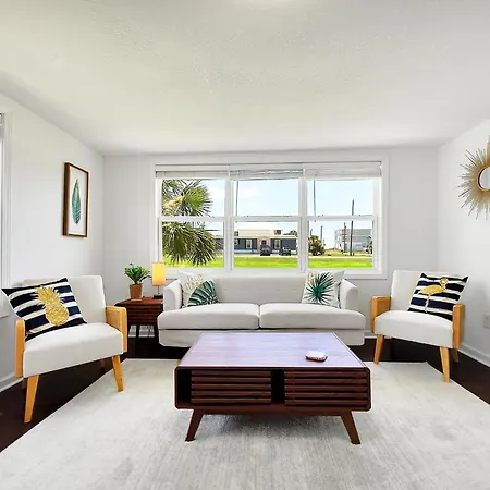 The Sandy Pineapple - Coastal Home Steps To Beach Pet & Family Friendly!